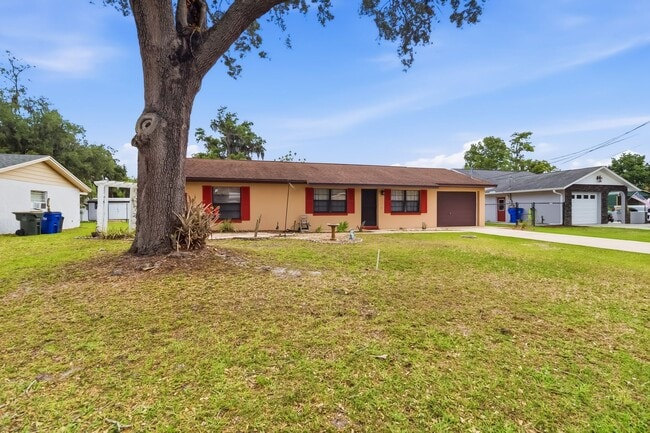 Building Photo - PENDING APPLICATION-Charming 2/2 Spacious Home with/ 1 Car Garage in St. Cloud Close to the Lakef...