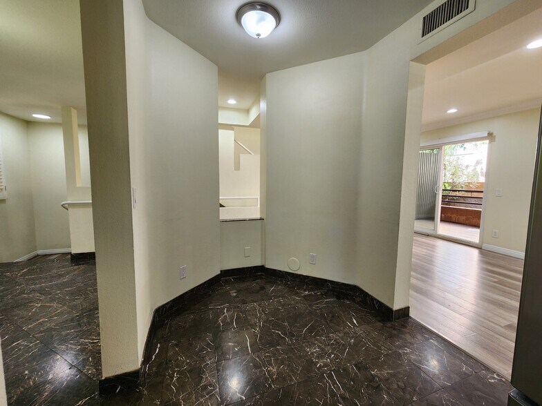 Building Photo - 420 Riverdale Dr