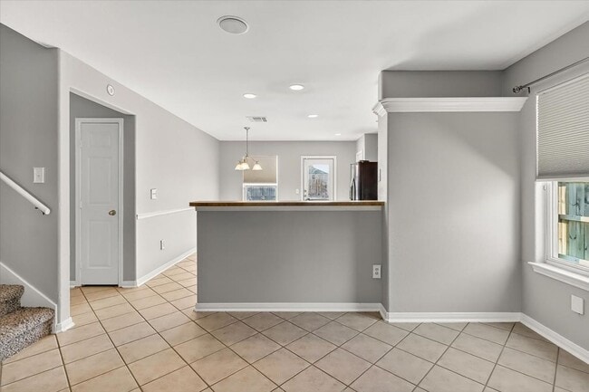 Building Photo - 2110 Encino Dr