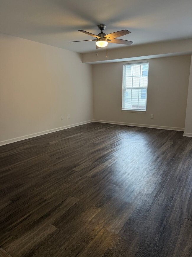 Building Photo - Spacious 2-Bedroom Townhouse with Garage