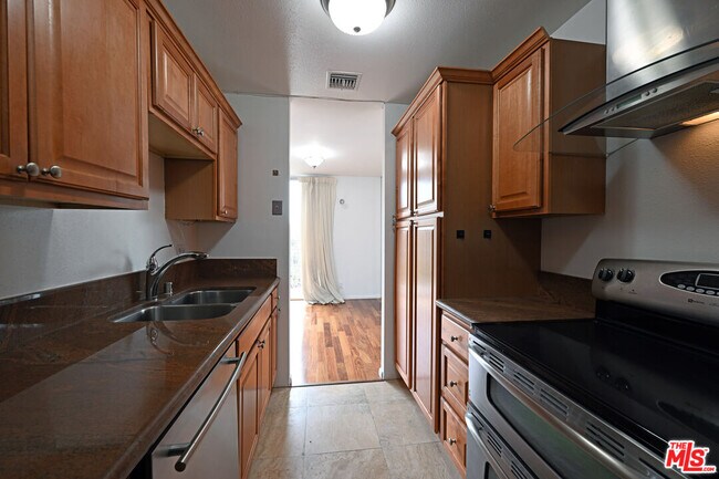 Building Photo - 100 S Doheny Dr