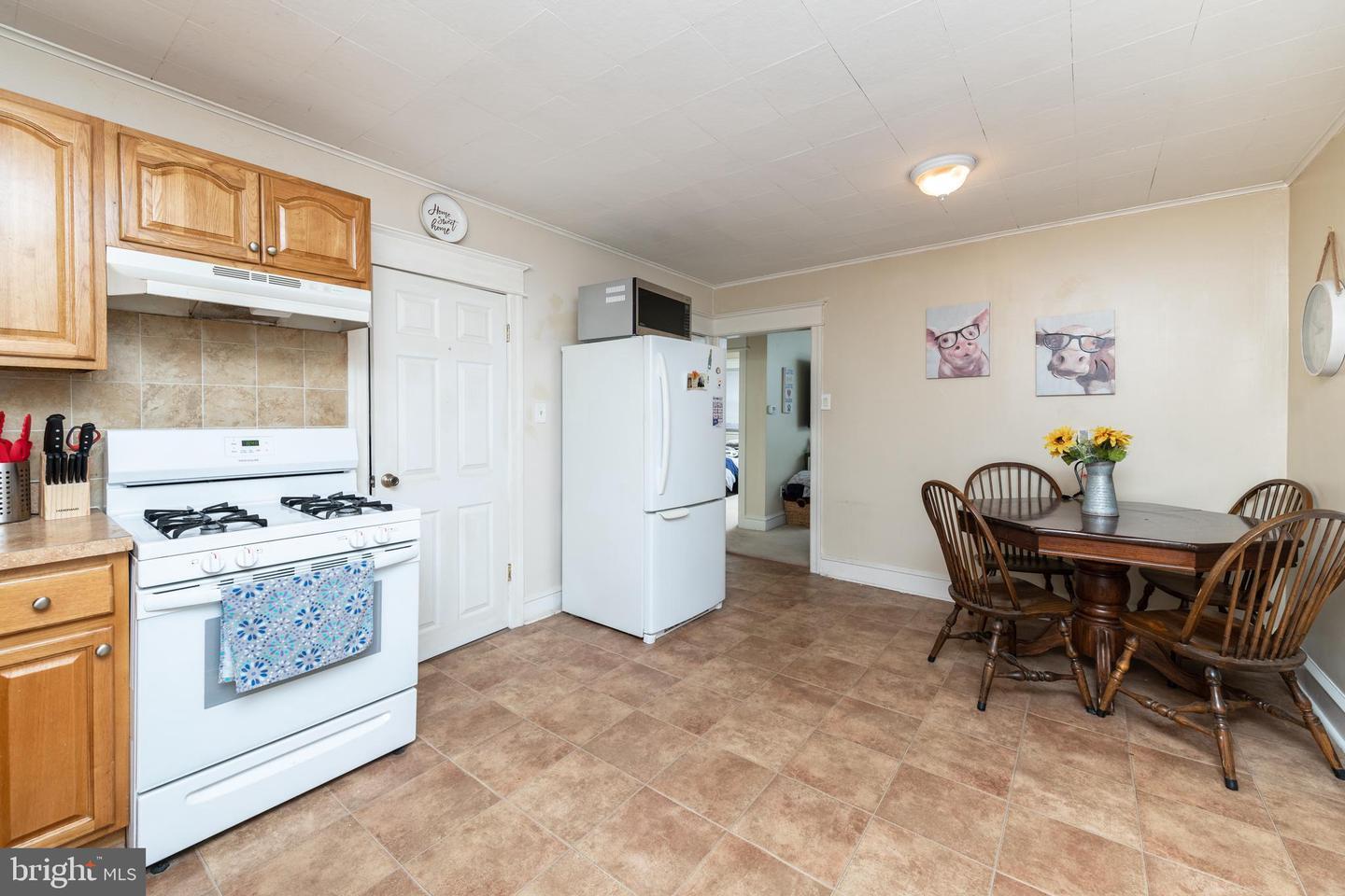 Building Photo - 10 E Linden Ave