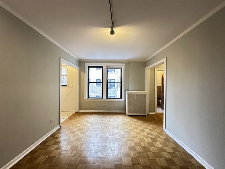 Building Photo - 744 W Belmont Ave