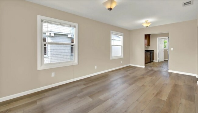 Building Photo - Spacious & Updated 2 BR / 1 BA Home in North Oakland – Move-In Ready!
