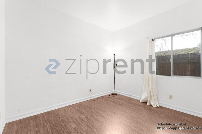 Building Photo - 27 Silver Poplar Ct