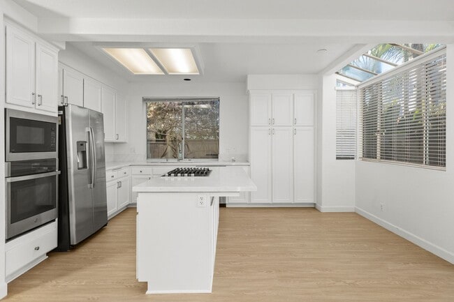 Building Photo - Spacious Vista Home