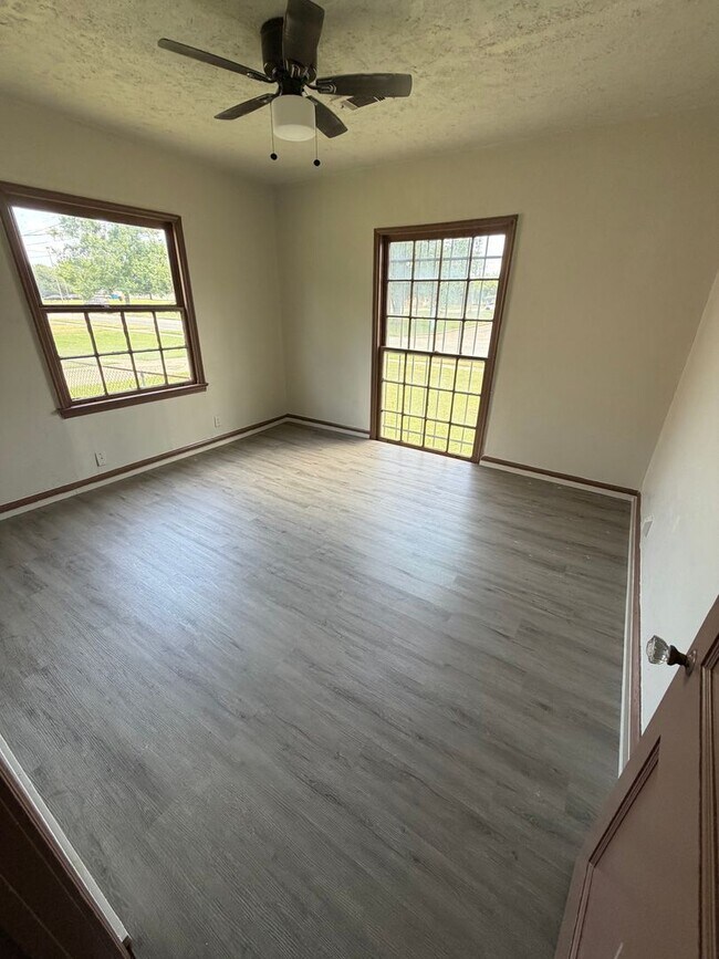 Building Photo - Charming 3 Bed, 1 Bath newly renovated home.