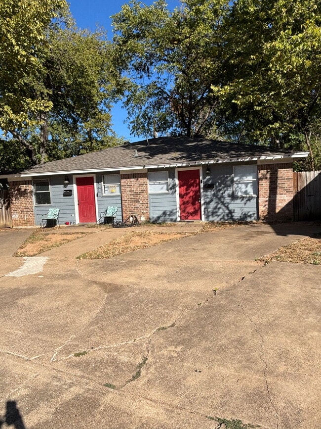 Primary Photo - Charming, Updated 2 bed, 1 bath Duplex in ...
