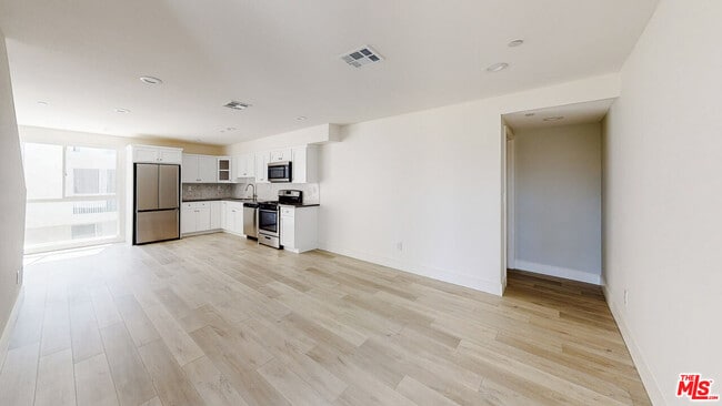 Building Photo - 953 N Mariposa Ave