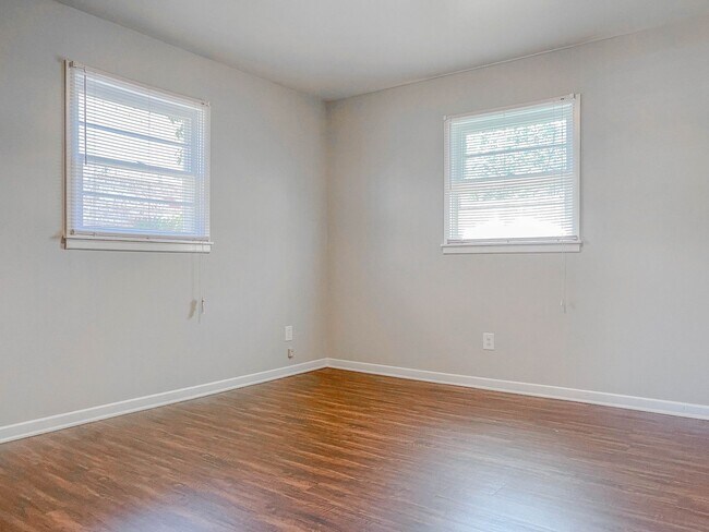 Building Photo - Cute 3 bed 2 bath!