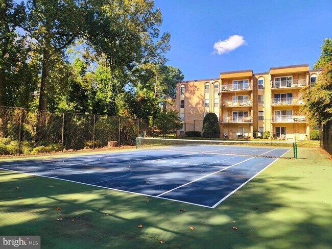 Building Photo - 11915 Parklawn Dr