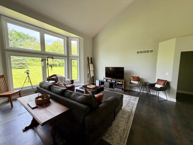 Building Photo - 6961 Suncrest Dr