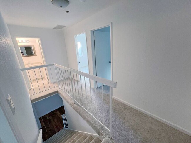 Building Photo - Virginia Hills-3 BR, 2.5 Bath Townhome wit...