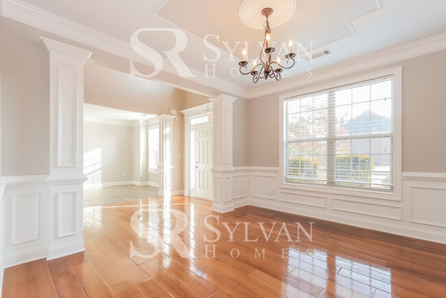 Building Photo - Immaculate 5 BR, 4.5 BA home is awaiting n...
