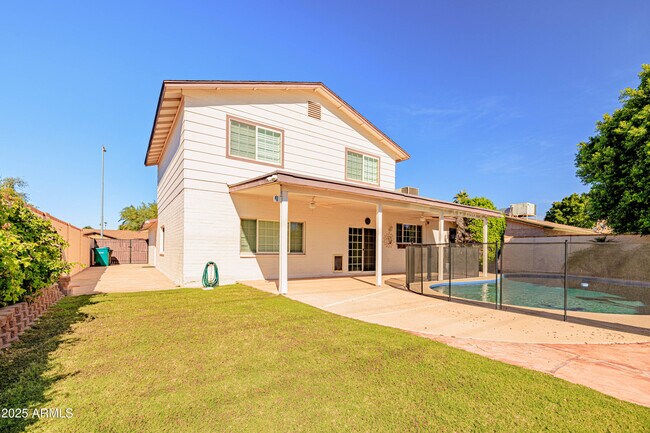 Building Photo - 2547 W Naranja Ave