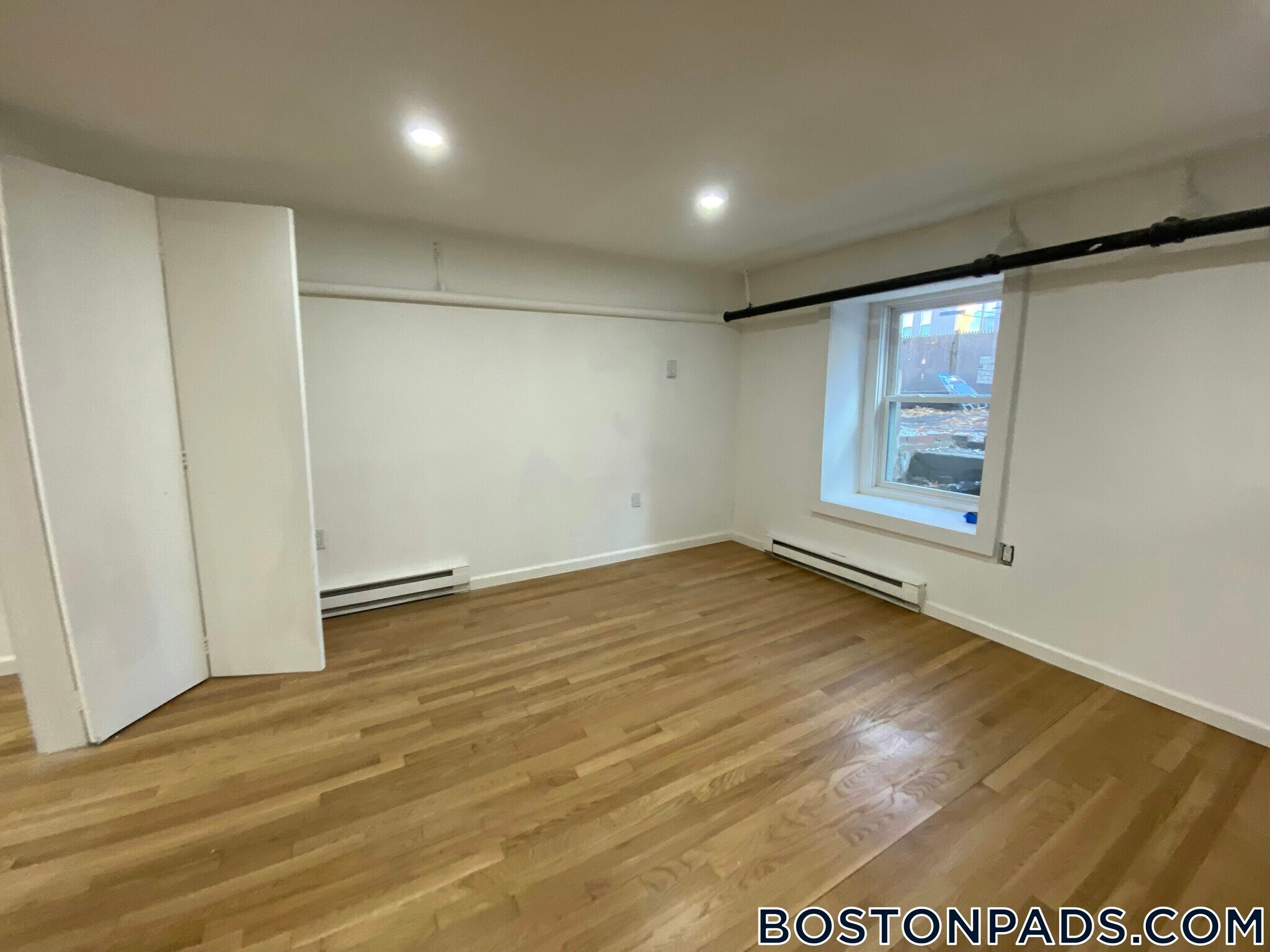 Building Photo - 686 Parker St