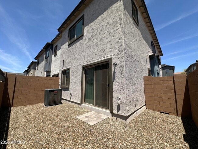 Building Photo - 2819 W Red Fox Rd
