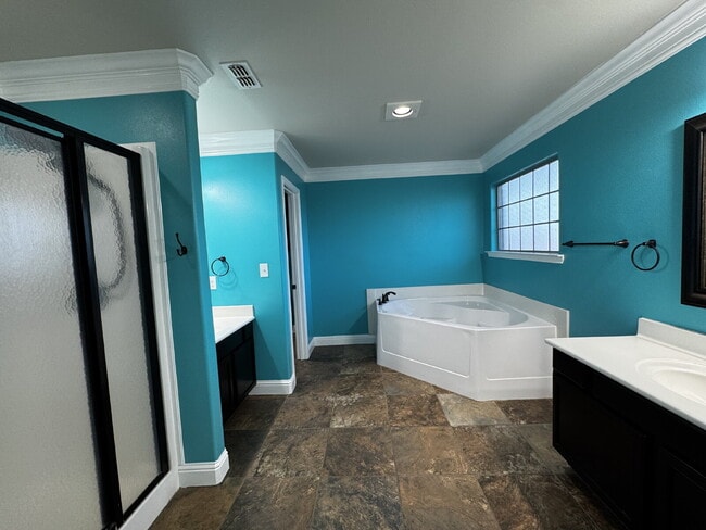 Building Photo - Stunning Spacious Home in Lovely Neighborhood!