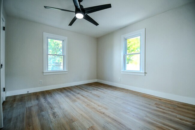 Building Photo - 4126 Sylvan Dr