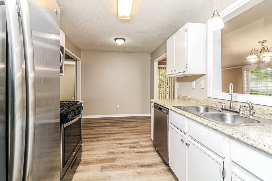 Building Photo - 109 Aztec Way SE