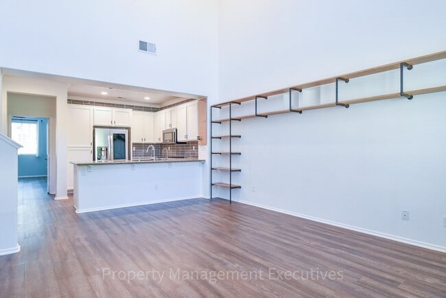 Building Photo - Beautiful 4 Bed, 3.5 Bath Townhouse