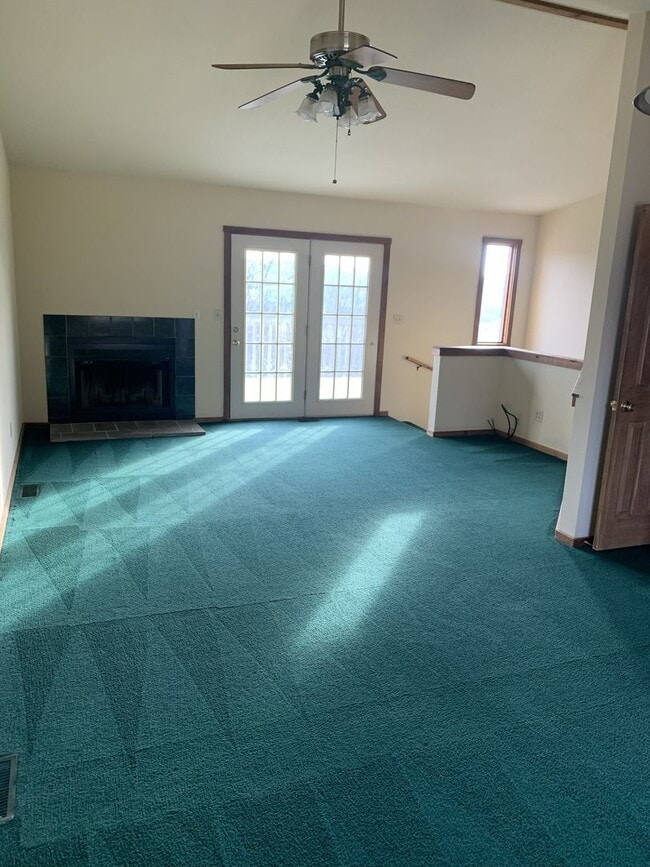 Building Photo - Charming Lakeview Duplex for Rent!