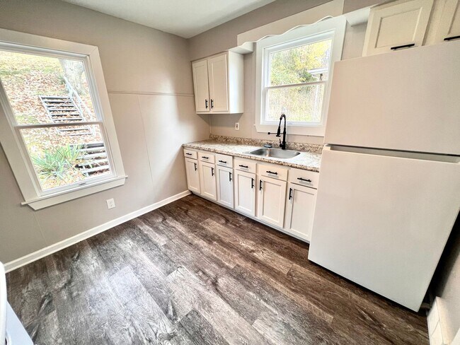 Building Photo - Aliquippa - Stunning 3 Bedroom 1 Bathroom Home