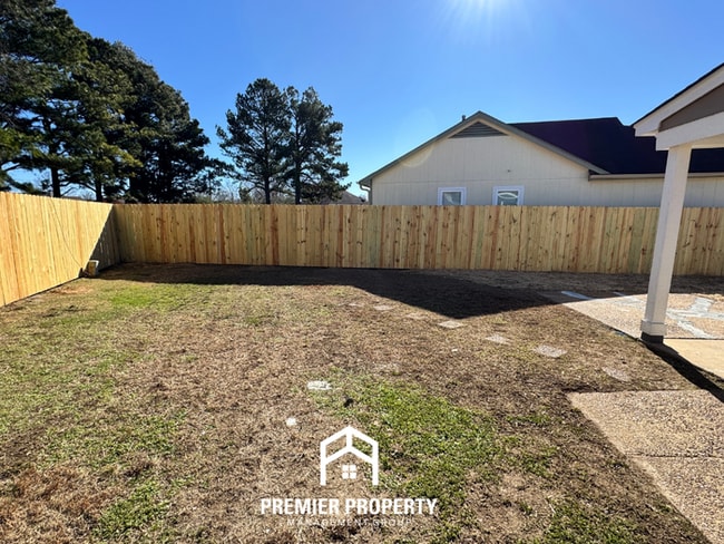 Building Photo - Cozy 3BR Memphis Home w/ Vaulted Ceilings, Fireplace & Fenced Backyard
