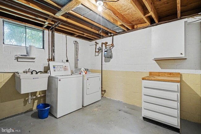 Building Photo - 604 Yeonas Dr SW