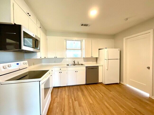 Building Photo - **APPLICATION RECEIVED**  Charming Home on 2 Acres Outside Burnet – Wood Floors, Bonus Room & Ani...