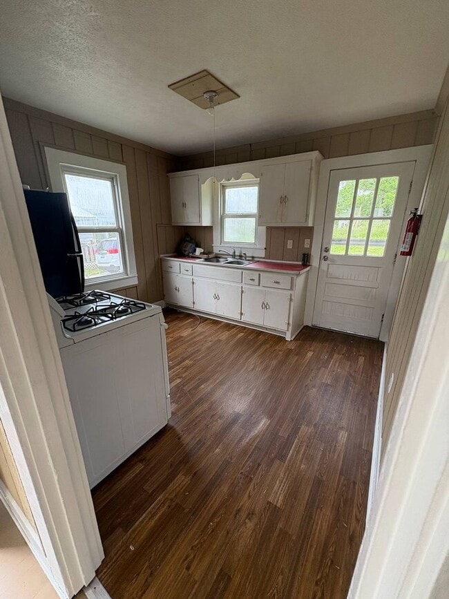 Building Photo - Small Home!