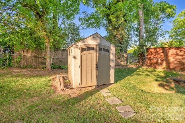 Building Photo - 812 E 18th St