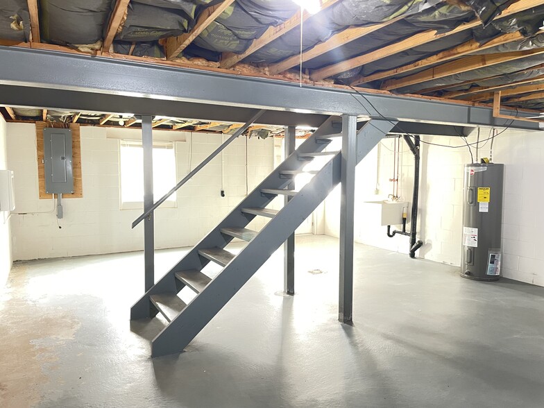 Walk-out Basement - 739 E Grandview Blvd