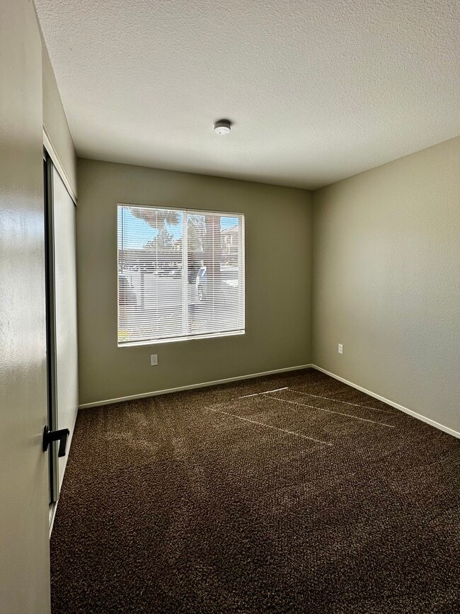 Building Photo - 8070 W Russell Rd