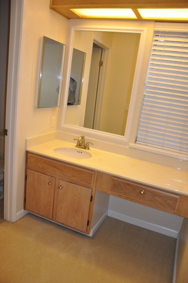 Building Photo - Gorgeous 2/2 near Hwy 101 & Fair Oaks with AC and Garage, 2 miles to Downtown Sunnyvale