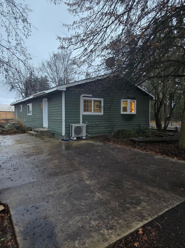 Building Photo - 2 Bedroom 1 Bath Rancher Close to Deer Park