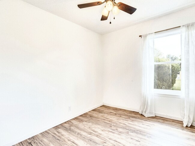 Building Photo - Charming 4BR / 2BA Home Featuring Fireplace, White Cabinets & Big Tree