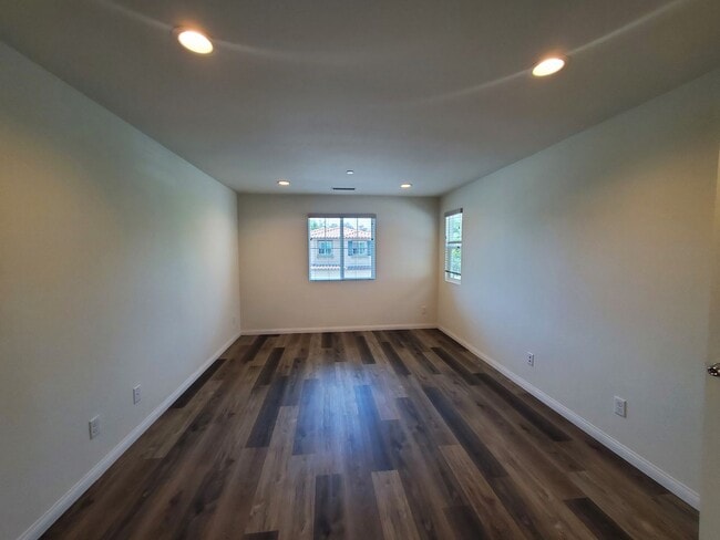Building Photo - Beautiful 3B/2.5BA Home w/ Turf Backyard!