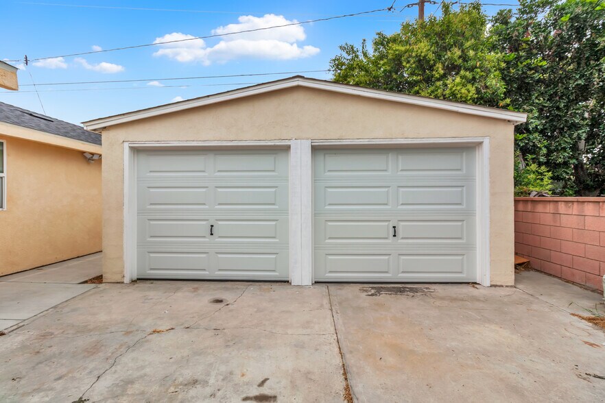 Building Photo - 4748 Garrick Ave