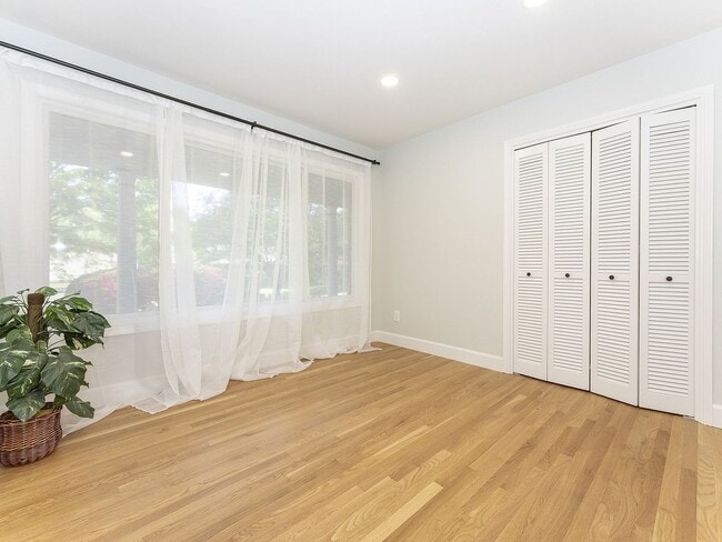 Building Photo - 4 BD remodeled Sylvan Heights home!