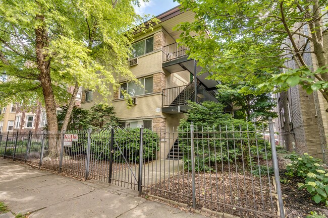 Primary Photo - 2645 W Carmen Ave