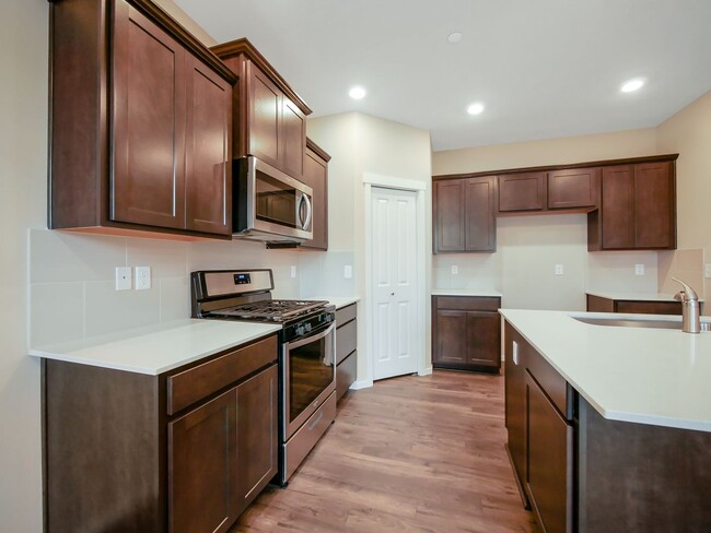 Building Photo - 4 Bed and 2.5 Bath Stunning Single-family ...