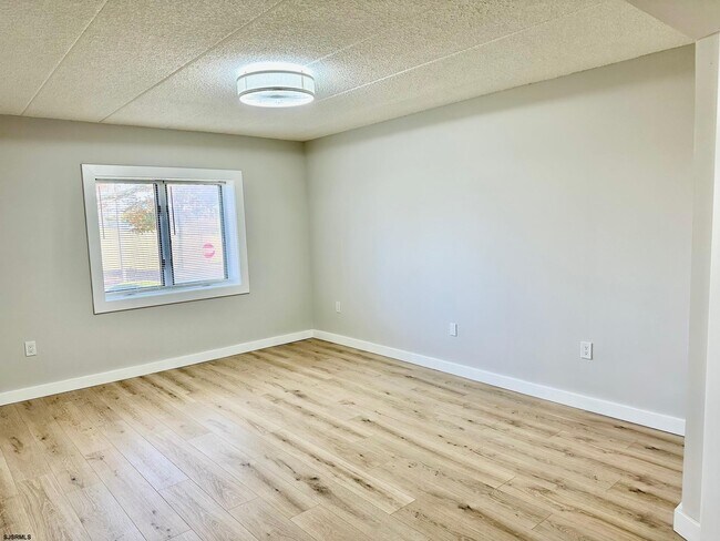 Building Photo - 1108 Dolphin Ave