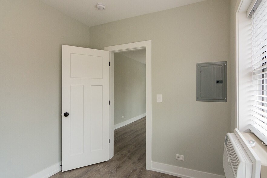 Building Photo - 706 W Brompton Ave