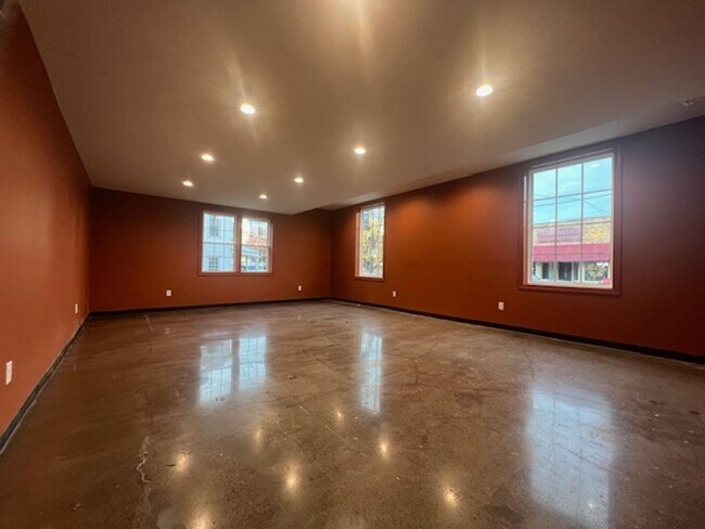 Building Photo - Commercial Space! Perfect for fitness/yoga studio, photography studio/ gallery, retail, or other ...