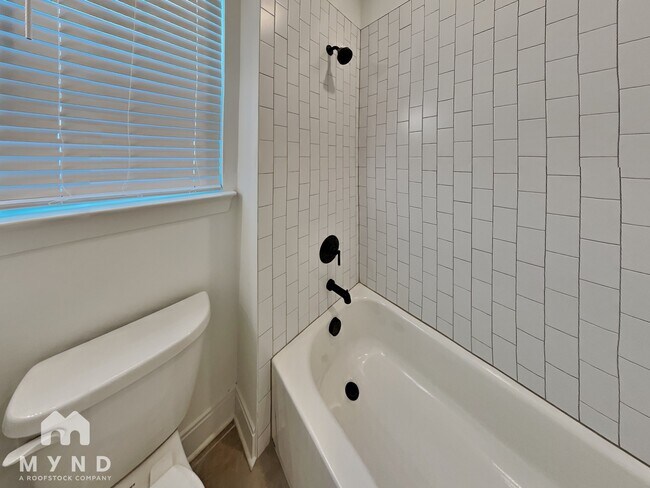 Building Photo - 828 S Columbia Dr