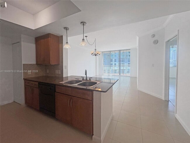 Building Photo - 2000 N Bayshore Dr