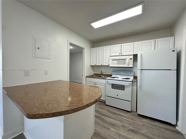 Building Photo - 1411 N Dixie Hwy