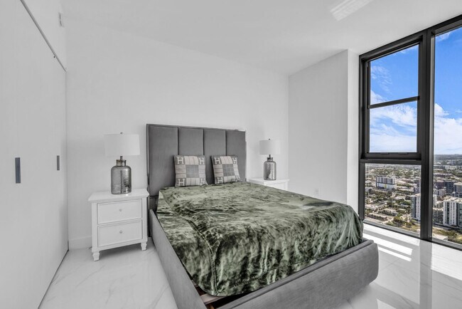 Building Photo - 700 NE Miami Pl