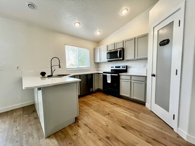 Building Photo - 4BD/3B Nampa Home – Short-Term-6 Month Lease Option!